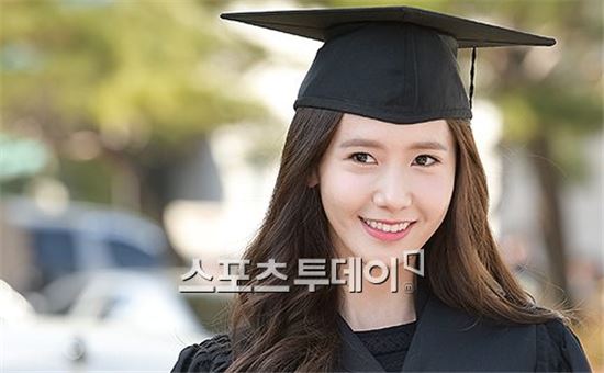 '학사모 쓴 여신' 윤아, 6년 만에 동국대 졸업…'아름답다'