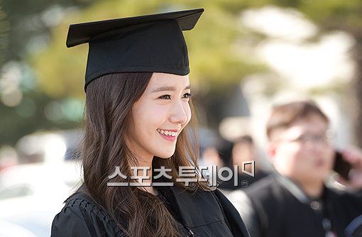 '학사모 쓴 여신' 윤아, 6년 만에 동국대 졸업…'아름답다'