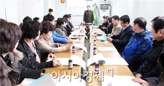 광주시 동구새마을회(회장 안근원)는 24일 구(舊) 서남동 주민센터에서 지회장 및 회원 등이 참석한 가운데 “2015년 동구새마을회 정기총회”를 열고 2014년 세입?세출 결산 및 2015년 기본사업계획을 논의했다. 사진제공=광주시 동구
