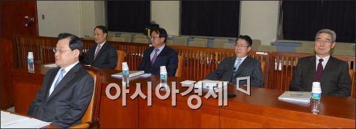 [포토]국회 정보위 출석한 이병기 원장