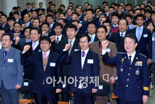 [포토]지능범죄수사대 관계자들과 함께하는 강신명 청장