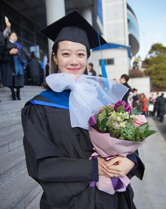 문지애, 대학원 졸업 석사모 인증샷…동안 미모에 '눈길'  