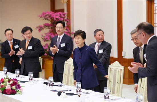 박근혜 대통령은 24일 청와대에서 '열린 문화체육 활성화를 위한 기업인 오찬'에 참석했다.(사진제공 : 청와대)