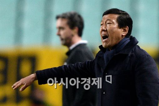 [포토]선수들 독려하는 전북 최강희 감독