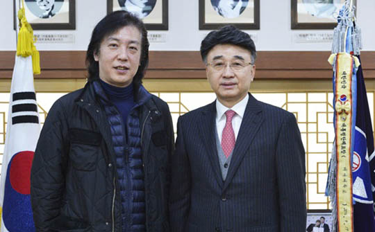 강수호(왼쪽) 배재다학교 실용음악과 초빙교수가 김영호 총장과 기념사진을 찍고 있다.