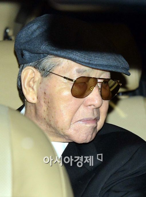 [포토]착잡한 표정 짓는 김종필 전 총리