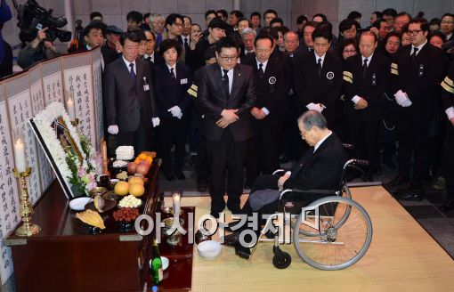 김종필, 박영옥 여사 발인식에서 영정사진 안고 눈물 흘려