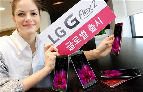 LG전자 'LG G플렉스2'가 다음 달 미국 이동통신사 스프린트를 시작으로 아시아, 유럽 등 주요 글로벌 시장에 순차적으로 출시한다. 25일 서울 여의도 LG 트윈타워에서 외국인 모델이 G플렉스2를 선보이고 있다. 