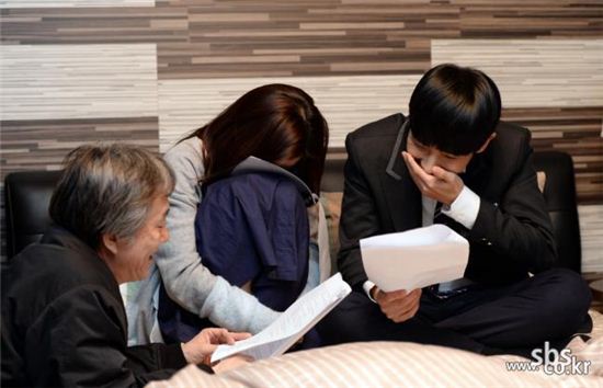 '풍문으로 들었소' 고아성·이준, 쉬는 시간에도 다정히 대본 연습 '잘 어울려'