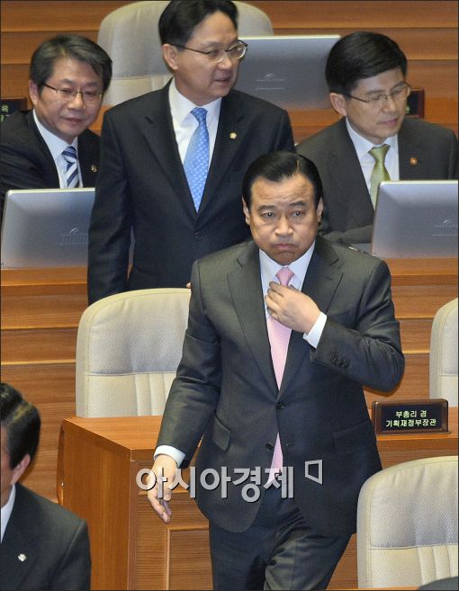 [포토]국회 본회의 출석한 이완구 총리