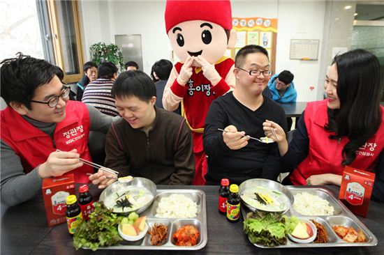 [포토]장애인과 함께하는 '홍삼떡국' 만들기