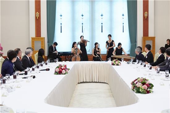 박근혜 대통령과 기업 대표들이 24일 청와대 오찬에서 '풀림앙상블'의 공연을 관람하고 있다.(사진제공 : 청와대)