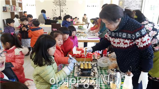 장흥군은 25일 토요시장 내 다문화교류센터에서 다문화 가정에 대한 이해와 공감대 향상을 위한 전통요리교실을 개최했다.
