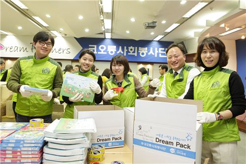 ▲매년 1월, 코오롱사회봉사단은 아이들에게 선물할 학용품 등이 담긴 '드림팩(Dream Pack)'을 준비해 전달하고 있다