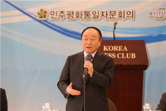 현경대 민주평통 수석부의장이 25일 서울 프레스센터에서 열린 토론회에서 환영사를 하고 있다. (사진=민주평통 제공)