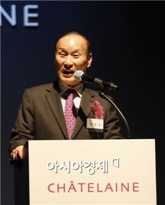 최병오 패션그룹 형지 회장이 25일 서울 그랜드힐튼호텔 컨벤션홀에서 개최된 '샤트렌 론칭 30주년 기념행사'에서 인사말을 하고있다. 
