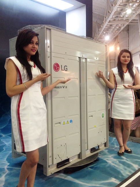 LG전자가 26일(현지시간)부터 3일간 인도 방갈로르에서 열리는 'ACREX 2015' 에 참가해 지역 특화 시스템에어컨 전략 제품을 소개하고 있다. 
