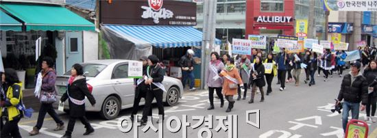 나주시는 환절기를 맞아 어린학생들과 주민들을 부정·불량식품으로부터 보호하고 안전한 외식환경 조성을 위하여 지난 25일 75명이 참가한 가운데 가두 캠페인을 실시했다.
