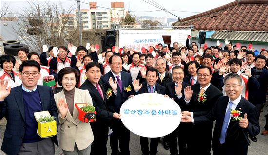 광주창조경제혁신센터는 26일 광주시 발산마을(서구 양동 천변좌로 108번길 일대)에서 윤장현 광주시장, 유기호 광주창조경제혁신센터장, 김종웅 기아차 광주공장장을 비롯해 지역주민, 기아차 광주공장 임직원 등 총 200여 명이 참석한 가운데 창조문화마을 조성 사업 발대식을 가졌다. 앞줄 왼쪽 네 번째부터 김종웅 기아차 광주공장장, 윤장현 광주시장, 유기호 광주창조경제혁신센터장, 임우진 광주 서구청장.
