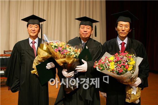 정상용, 이양현, 전홍준씨가 명예졸업을 하고 기념촬영을 하고있다. <왼쪽부터>