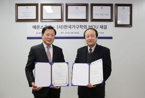 조성제 에몬스가구 사장(왼쪽)과 윤여항 한국가구학회 회장이 에몬스가구 본사에서 업무협약을 체결하고 기념촬영을 하고 있다.