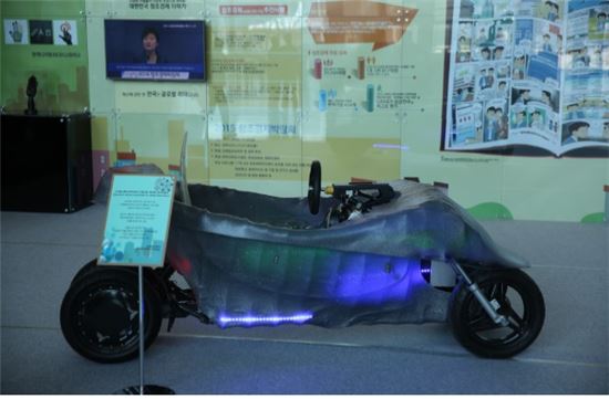 ▲국내 한 아마추어 창작자가 만든 3D 프린터를 활용한 전기 자동차.[사진제공=과천과학관]