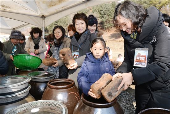 [포토]전통 장 담그는 농협은행