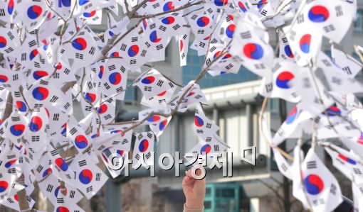 [포토]3.1절 태극기 달아요