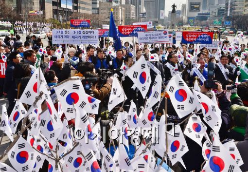 [포토]범국민 태극기달기운동 캠페인 