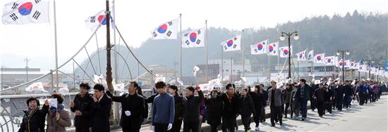 장흥군(군수 김성)은 26일 군청앞 광장과 장흥읍 시가지 일원에서 제96주년 3.1절 전 가정 태극기 달기 가두 캠페인을 개최했다. 
