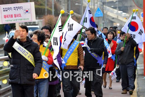 [포토]'우리 모두 태극기 달아요~'