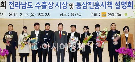 [포토]수출유공자와 기념촬영하는 이낙연 전남도지사