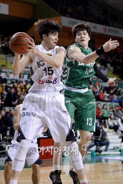 [포토]김종규, '리바운드를 내줄 순 없지'