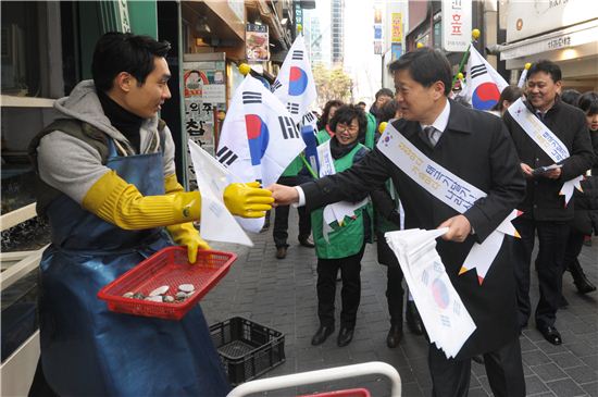 최창식 중구청장, 태극기 달기 캠페인 펼쳐 