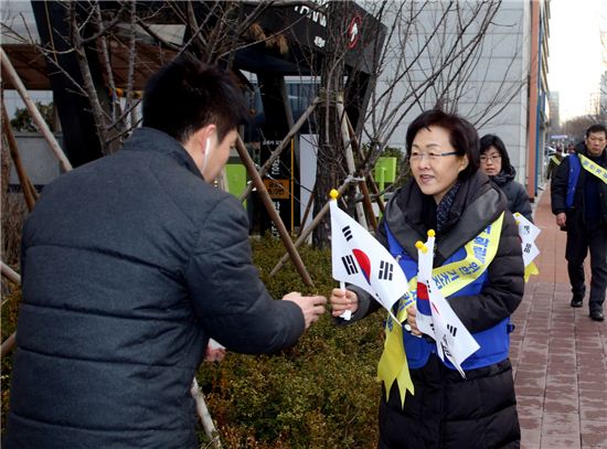 신연희 강남구청장 태극기 달기 캠페인 벌여 