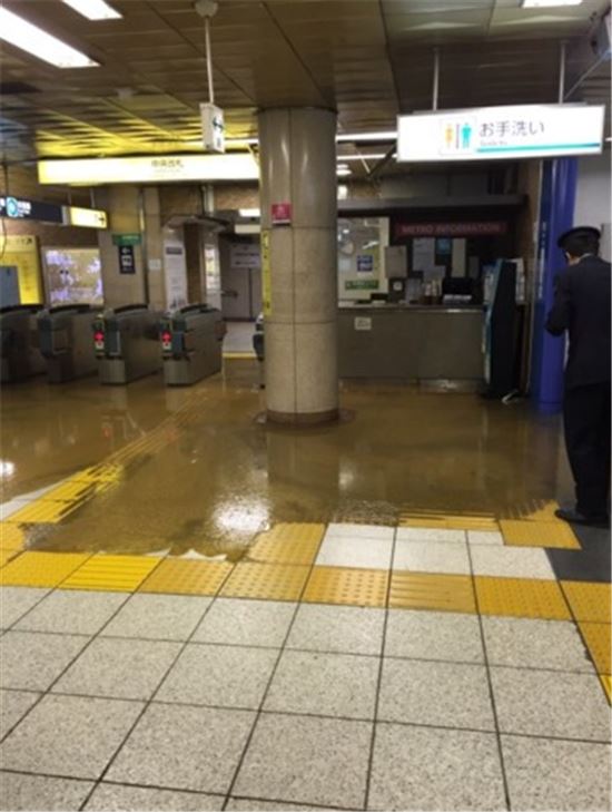똥바다로 변한 일본 전철역…사고 반나절만에 놀라운 '반전'이