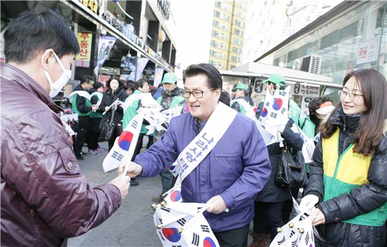 유종필 관악구청장, 태극기 달기 캠페인 펼쳐 