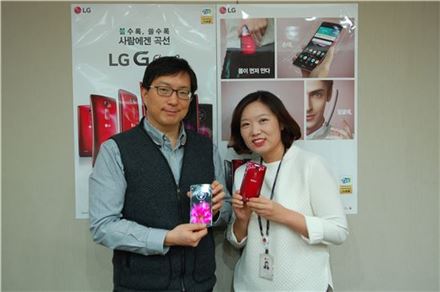 LG G플렉스2를 기획한 한기두 LG전자 MC사업본부 상품기획그룹 차장(왼쪽)과 서지영 과장(오른쪽)