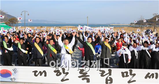 완도군은 지난 26일 소안면 항일운동기념공원에서 나라사랑 태극기 달기 운동을 전개했다.