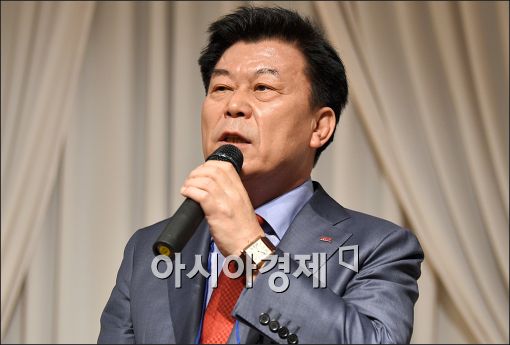 [포토]당선 소감 밝히는 박성택 신임 중기중 회장