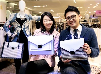 롯데백화점 직원들이 올해 유행할 아쿠아마린 색깔의 가방을 들어보이고 있다. 