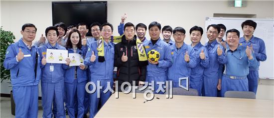 전남드래곤즈 선수단이 광양제철소 방문해 기념촬영을 하고있다.