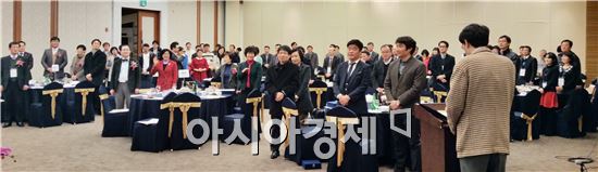 순천시는 지난 26일 에코그라드호텔과 시몽관에서 열린 2015년 관내 의료기관·단체 정기총회에서 의사, 한의사 300여명이 기초질서 지키기 및 에너지 자립도시 기반 조성에 적극 동참할 것을 다짐했다.