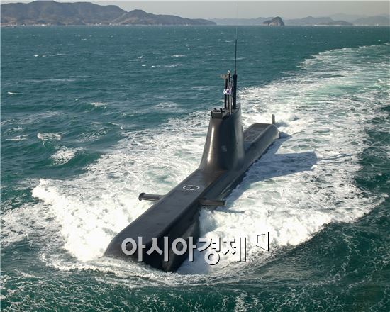 잠수함 여군 탑승… 네티즌 “태워, 말어” 갑론을박