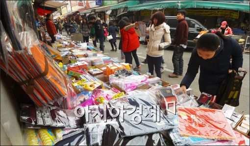 [포토]새 학기 맞은 창신동 문구거리 