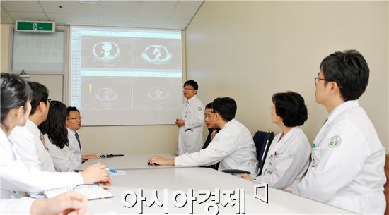 효율적인 치료를 위한 화순전남대병원 폐식도종양클리닉의 협진 회의장면.