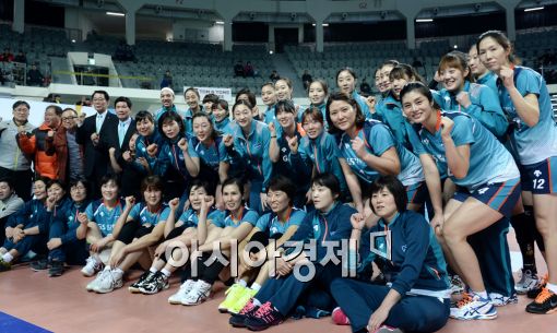 [포토]장충체육관 코트에 나란히 선 GS칼텍스 레전드와 현역선수들