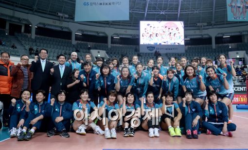 [포토]한 자리에 선 GS칼텍스 레전드와 현역 선수들