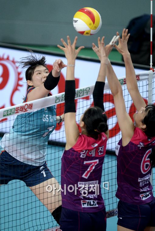 [포토]밀어넣기 공격 시도하는 GS칼텍스 이소영