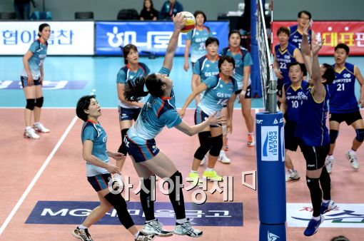 [포토]장충체육관 코트에 선 GS칼텍스의 전설들